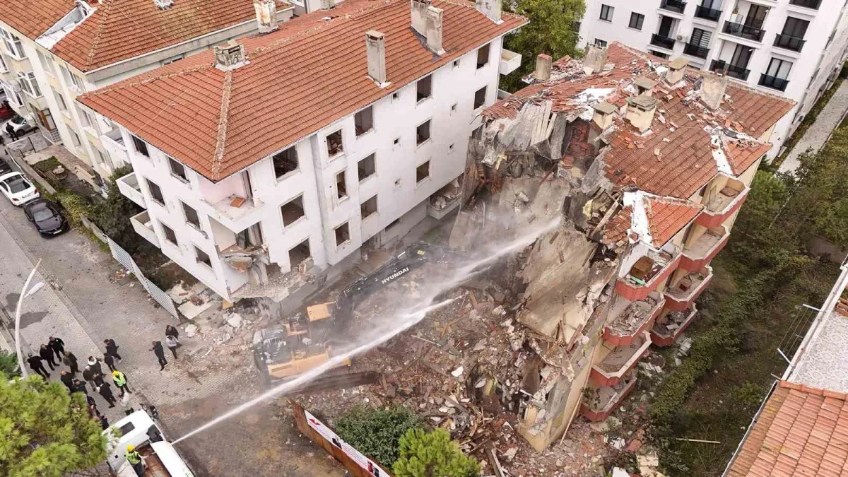 Büyükçekmece'de 21 bağımsız bölümlü riskli yapı yıkıldı