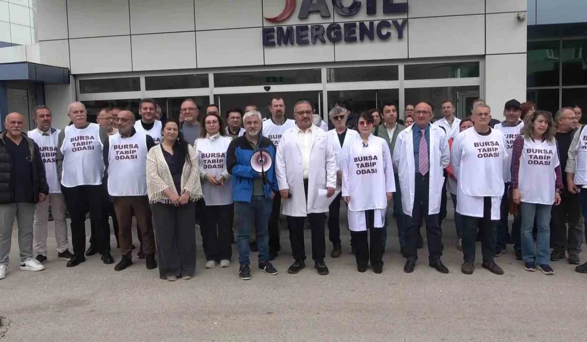 NEV Esentepe'de 6 aydır maaş alamayan hekimler eylemde