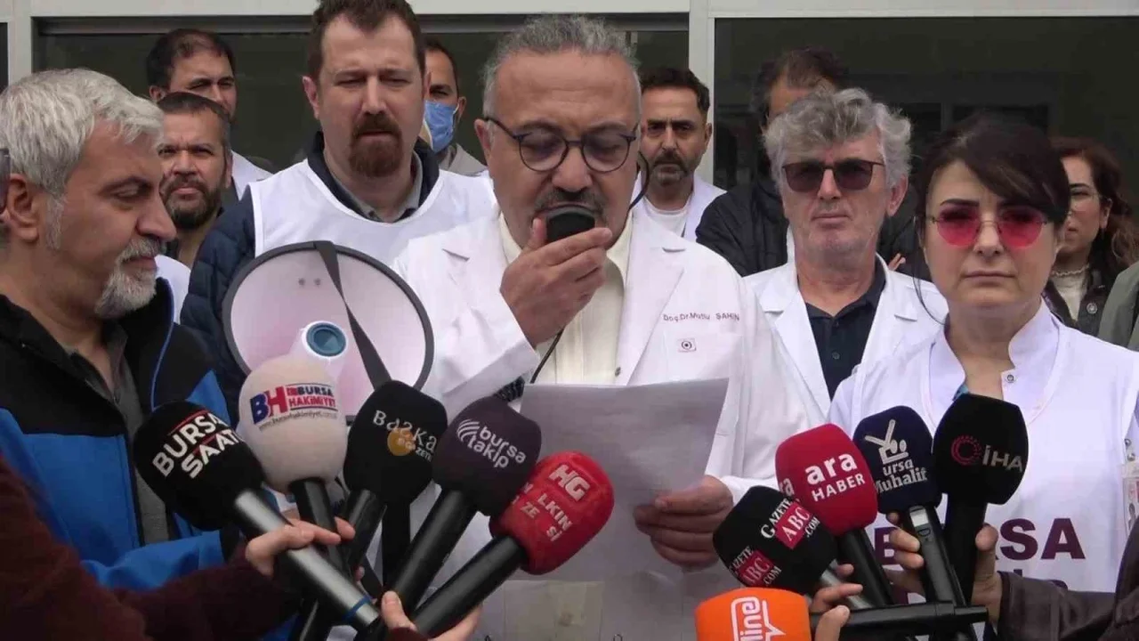 NEV Esentepe'de 6 aydır maaş alamayan hekimler eylemde