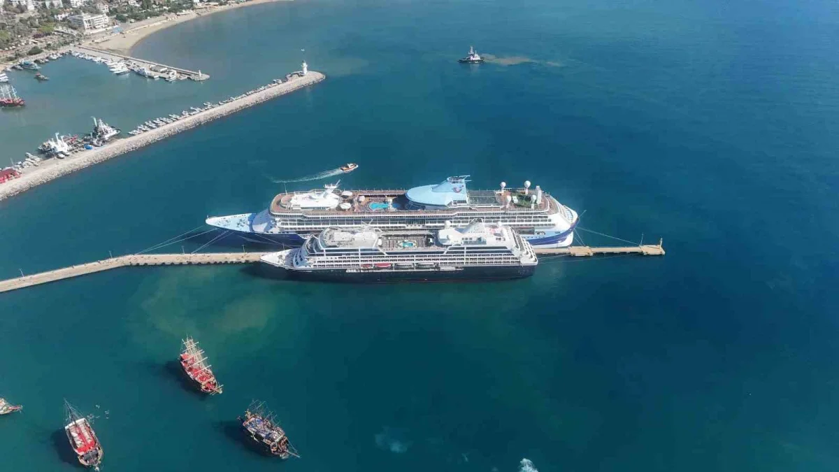 Alanya'ya iki kruvaziyerle 2 bin 400 turist geldi