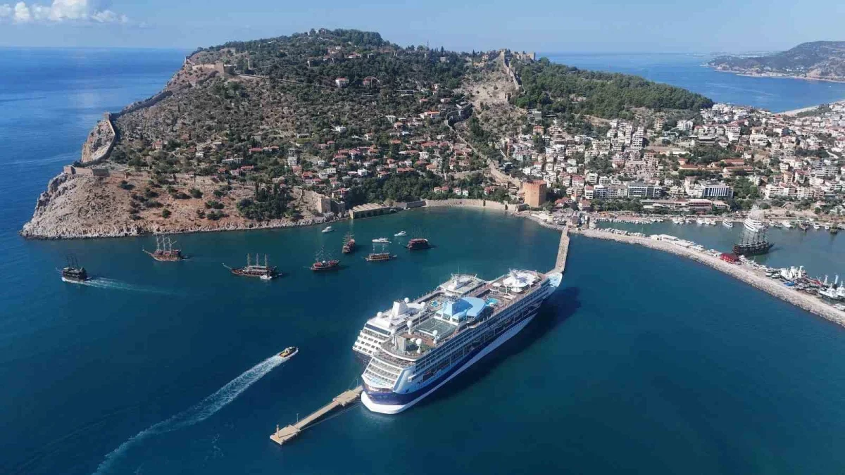 Alanya'ya iki kruvaziyerle 2 bin 400 turist geldi