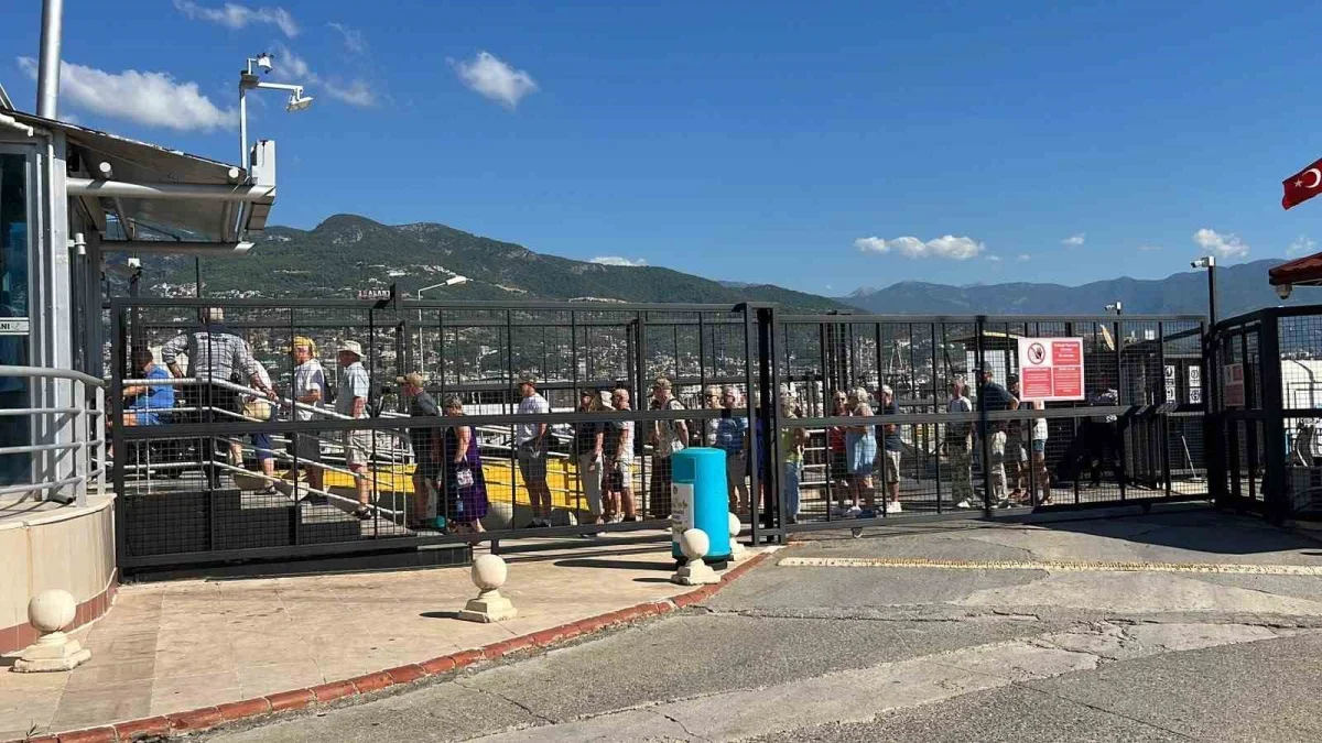 Alanya'ya iki kruvaziyerle 2 bin 400 turist geldi
