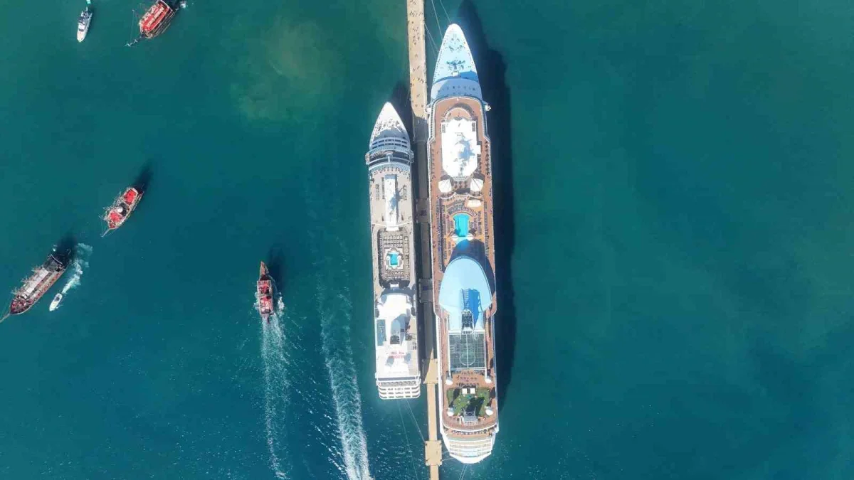 Alanya'ya iki kruvaziyerle 2 bin 400 turist geldi