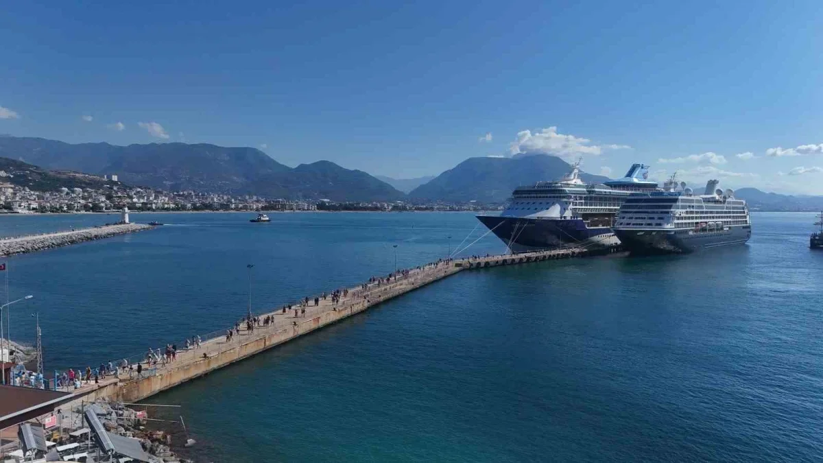 Alanya'ya iki kruvaziyerle 2 bin 400 turist geldi