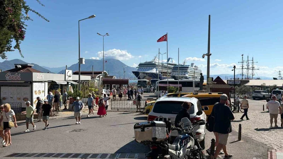 Alanya'ya iki kruvaziyerle 2 bin 400 turist geldi