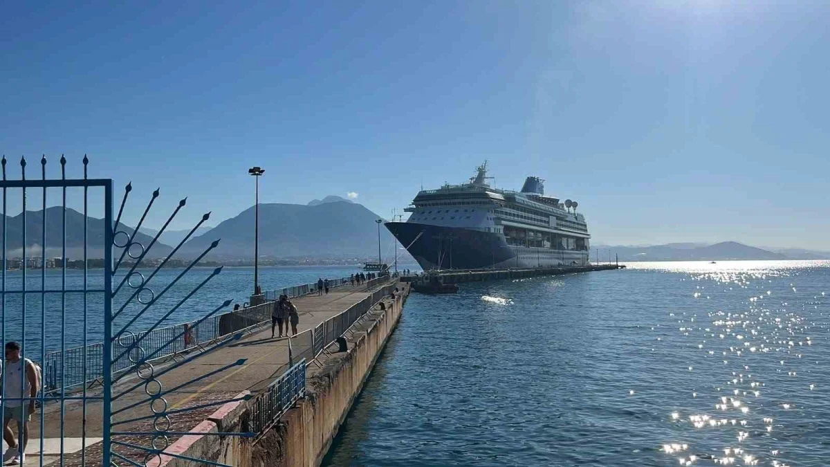 Alanya'ya iki kruvaziyerle 2 bin 400 turist geldi