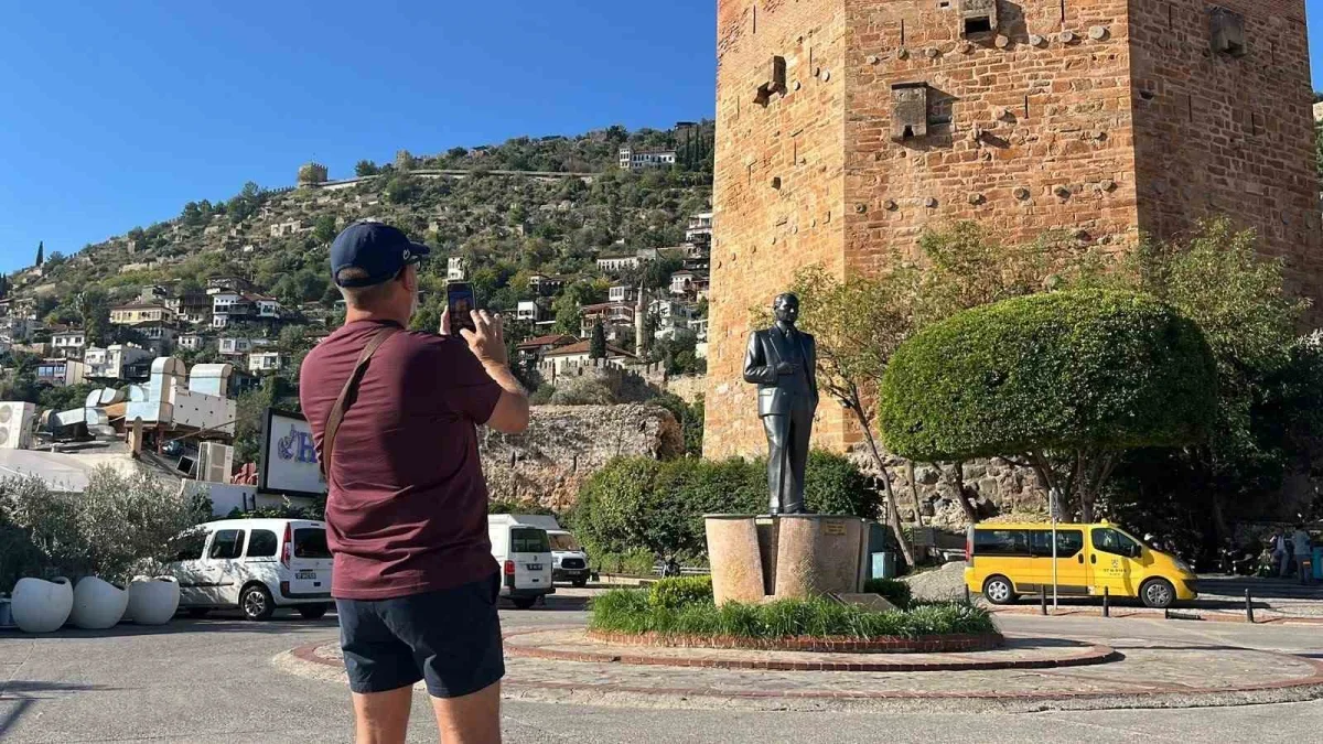 Alanya'ya iki kruvaziyerle 2 bin 400 turist geldi