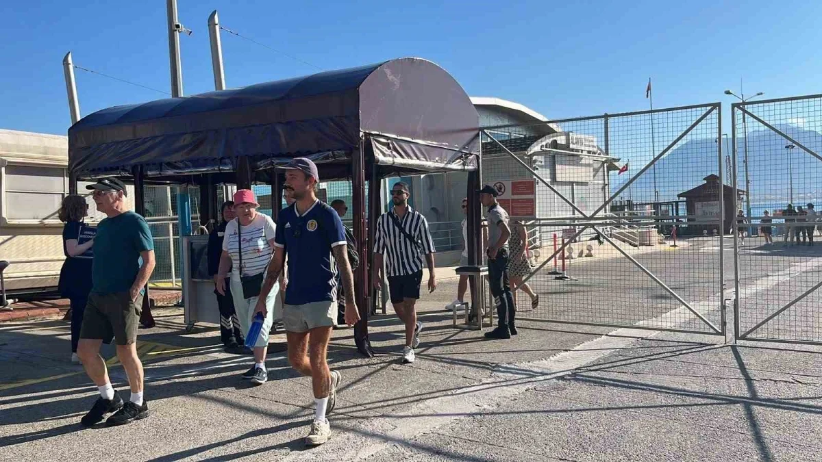 Alanya'ya iki kruvaziyerle 2 bin 400 turist geldi