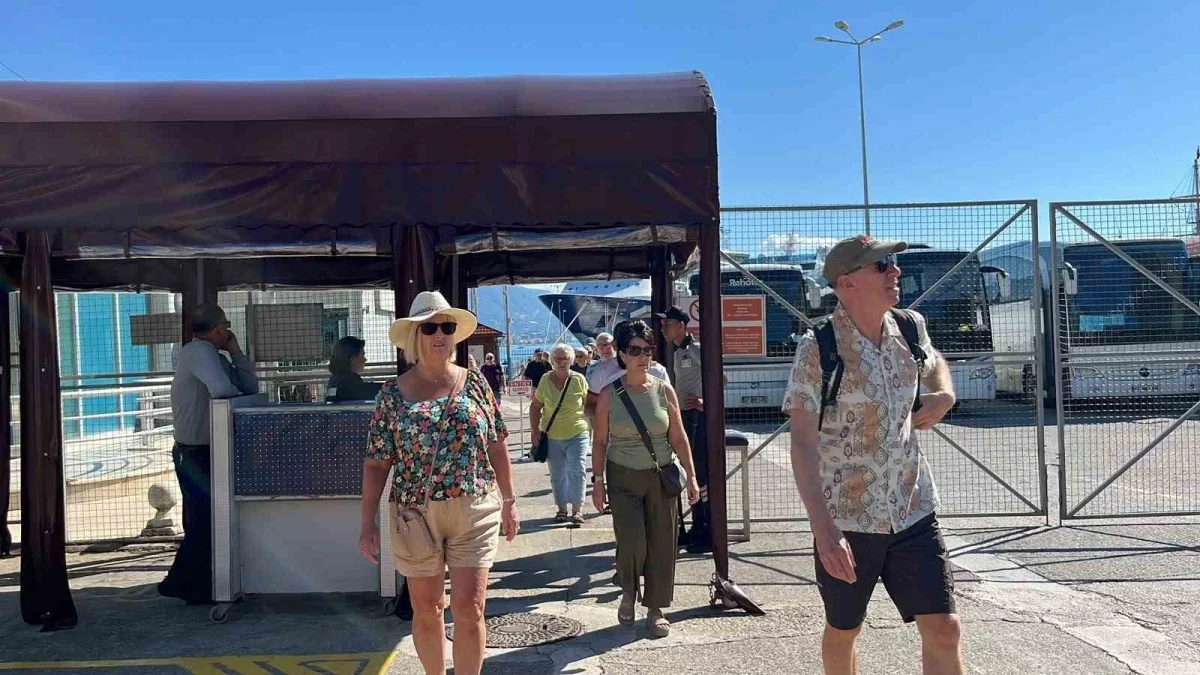 Alanya'ya iki kruvaziyerle 2 bin 400 turist geldi