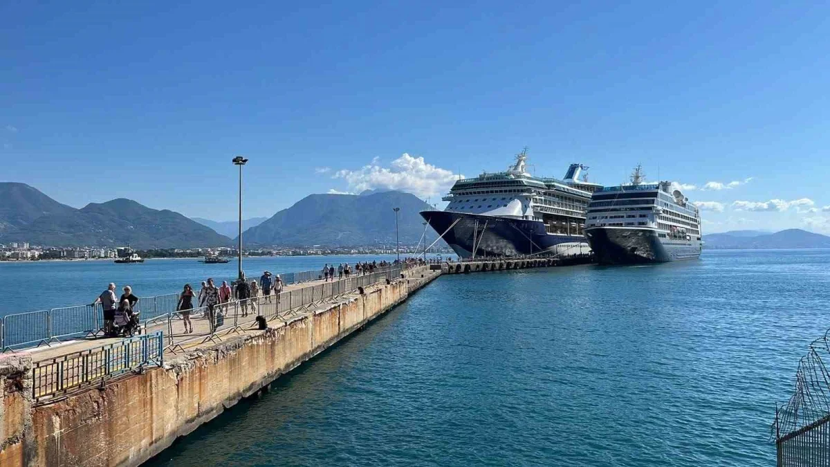 Alanya'ya iki kruvaziyerle 2 bin 400 turist geldi