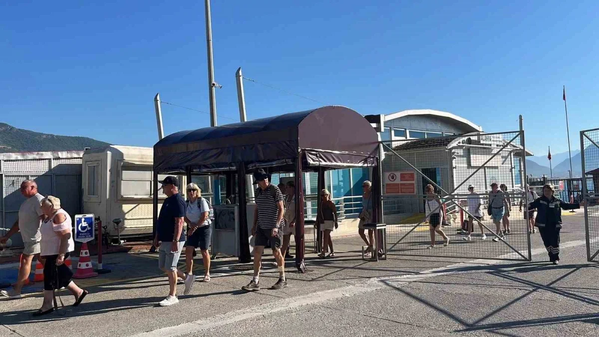 Alanya'ya iki kruvaziyerle 2 bin 400 turist geldi