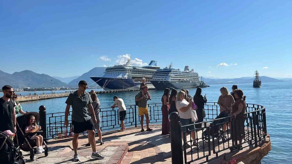 Alanya'ya iki kruvaziyerle 2 bin 400 turist geldi