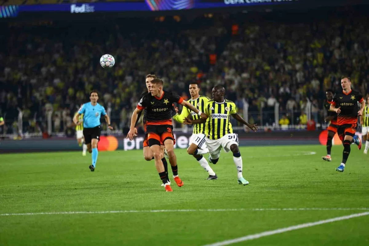 Fenerbahçe, Slavia Prag karşısında ilk yarıyı 2-1 önde