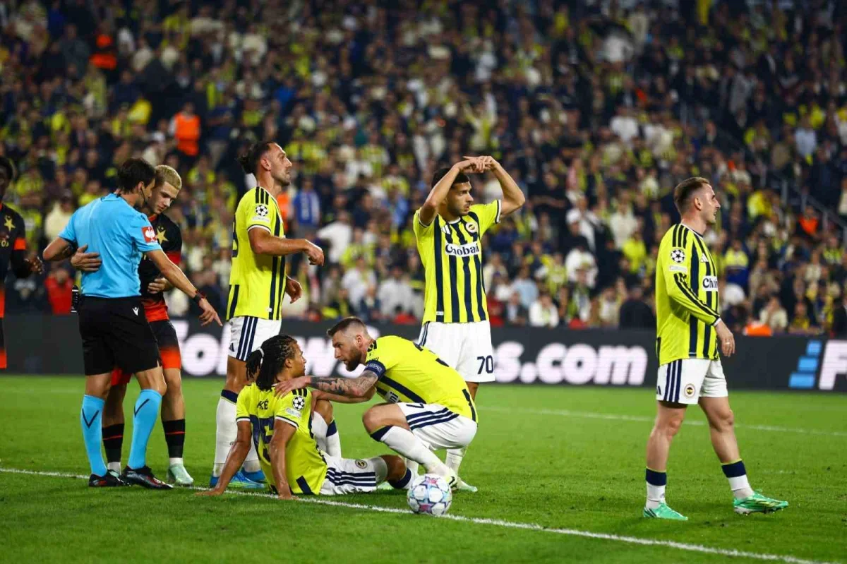 Fenerbahçe, Slavia Prag karşısında ilk yarıyı 2-1 önde
