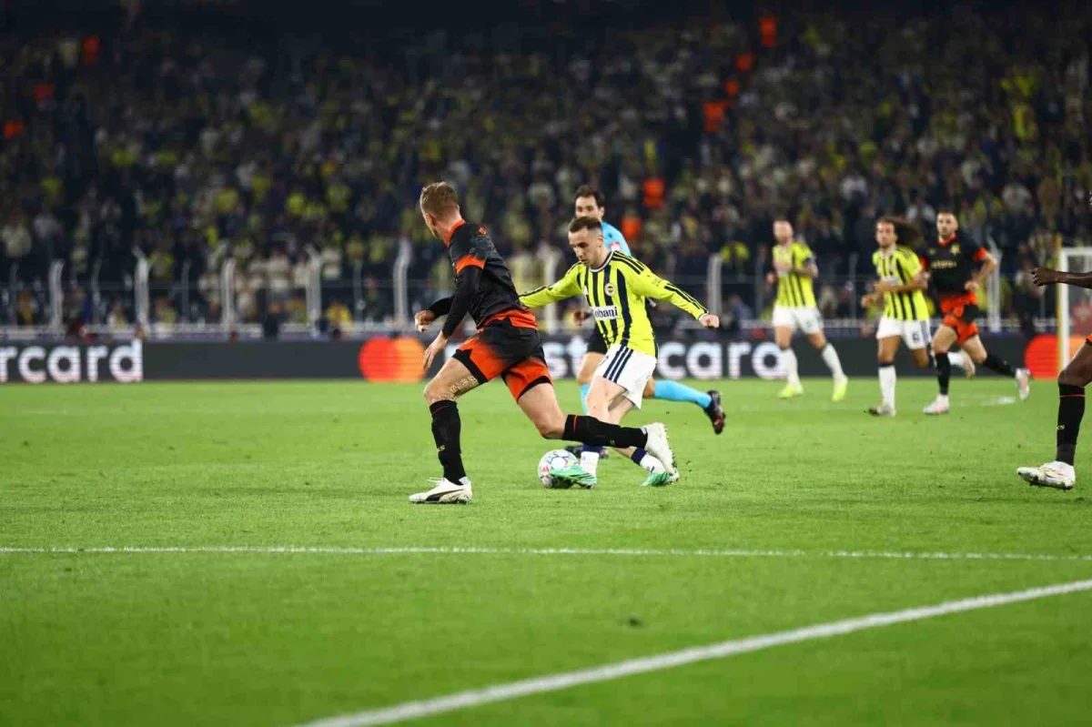 Fenerbahçe, Slavia Prag karşısında ilk yarıyı 2-1 önde