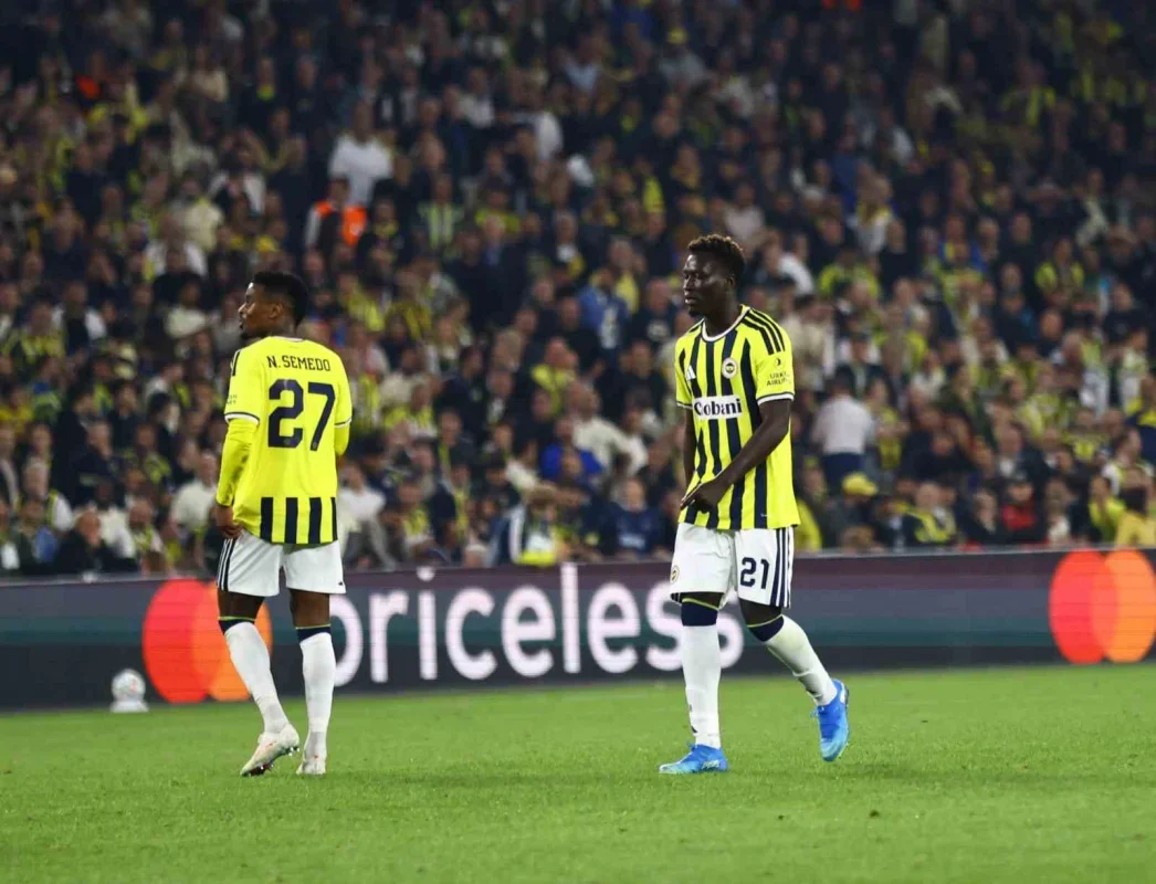 Fenerbahçe, Slavia Prag karşısında ilk yarıyı 2-1 önde
