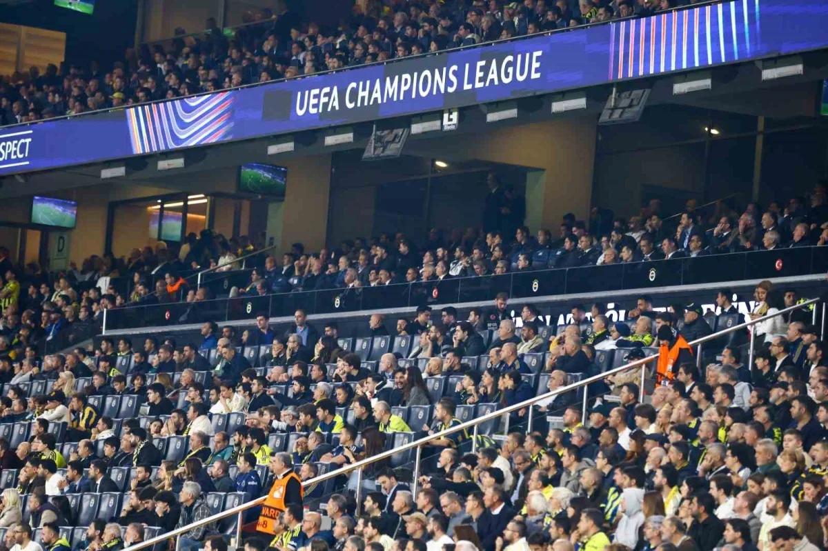 Fenerbahçe, Slavia Prag karşısında ilk yarıyı 2-1 önde