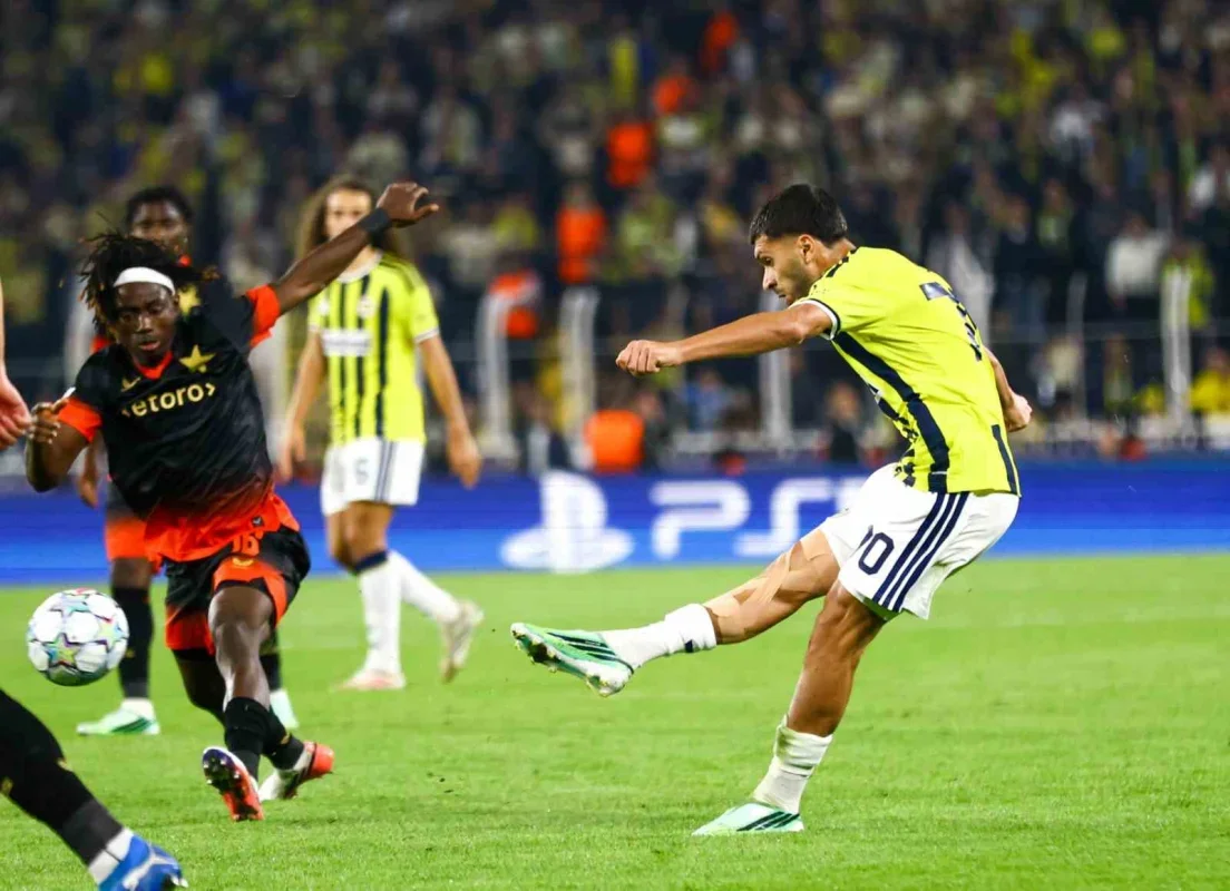 Fenerbahçe, Slavia Prag karşısında ilk yarıyı 2-1 önde