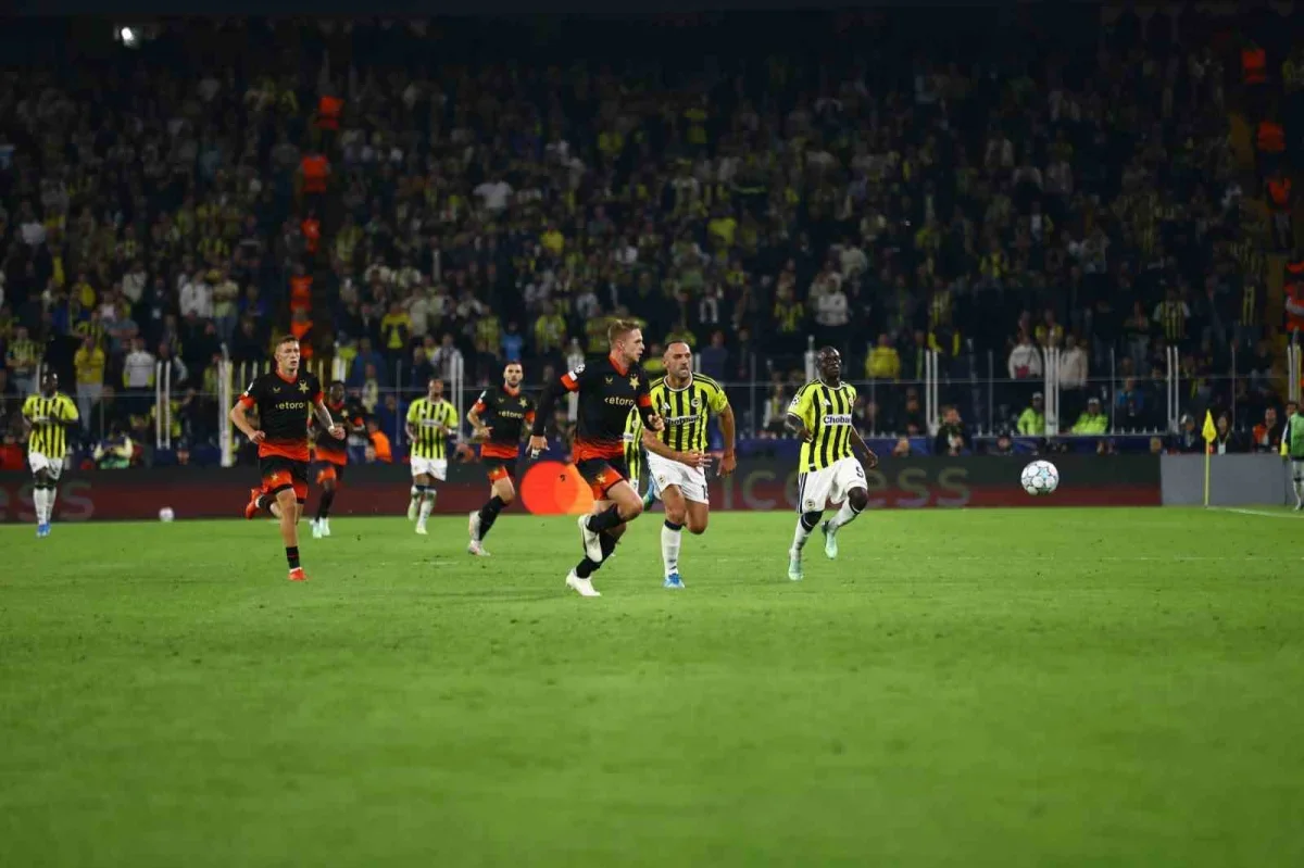 Fenerbahçe, Slavia Prag karşısında ilk yarıyı 2-1 önde