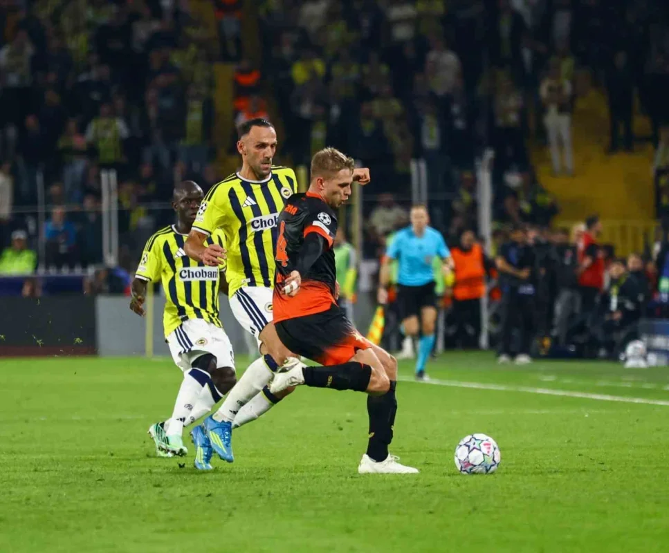 Fenerbahçe, Slavia Prag karşısında ilk yarıyı 2-1 önde