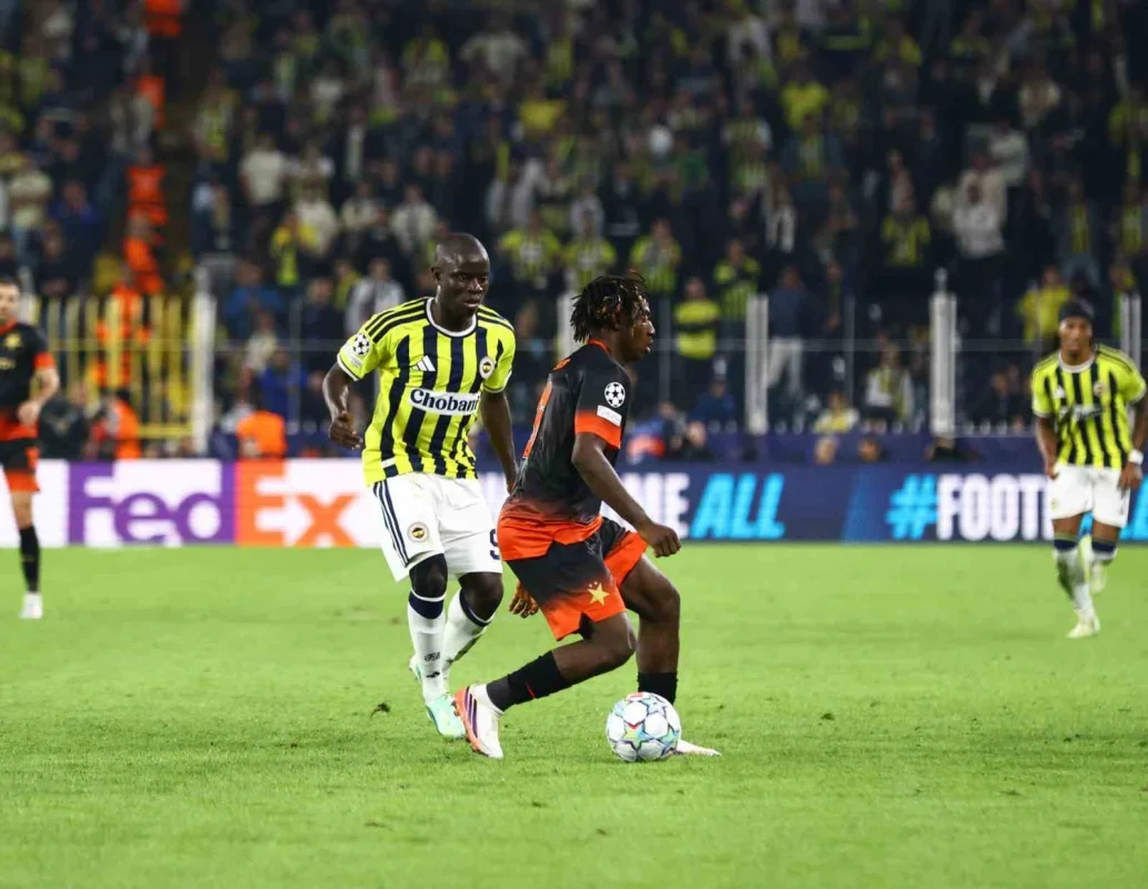 Fenerbahçe, Slavia Prag karşısında ilk yarıyı 2-1 önde