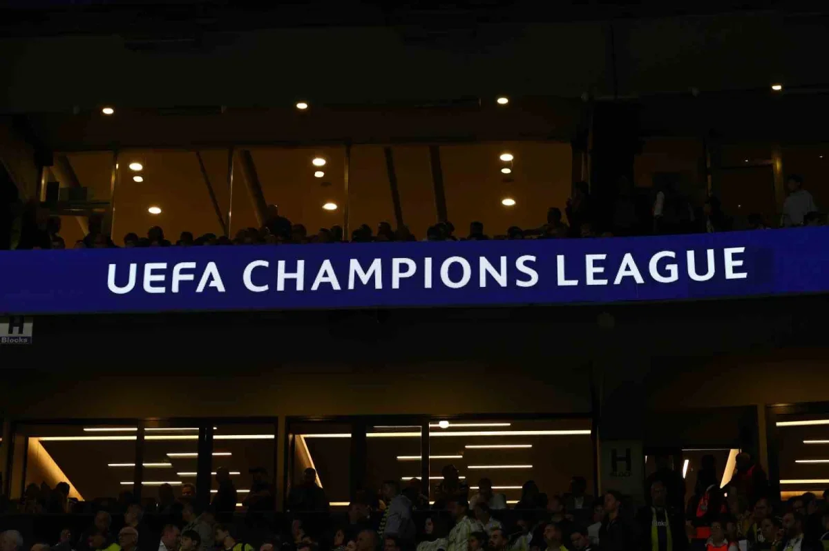 Fenerbahçe, Slavia Prag karşısında ilk yarıyı 2-1 önde