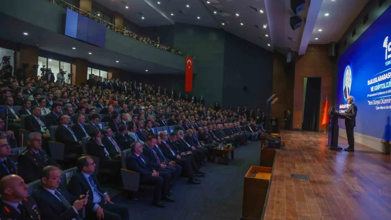 ODTÜ Rektörü Ahmet Yozgatlıgil'e siber güvenlik ödülü