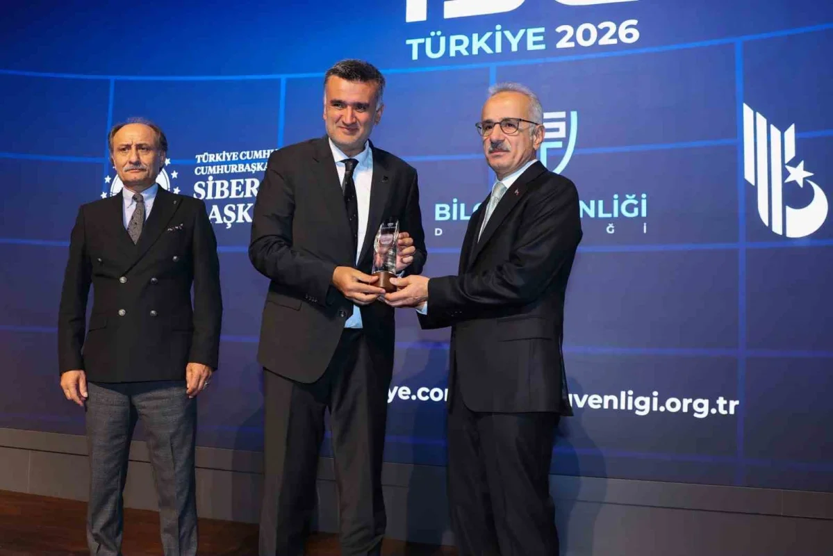 ODTÜ Rektörü Ahmet Yozgatlıgil'e siber güvenlik ödülü