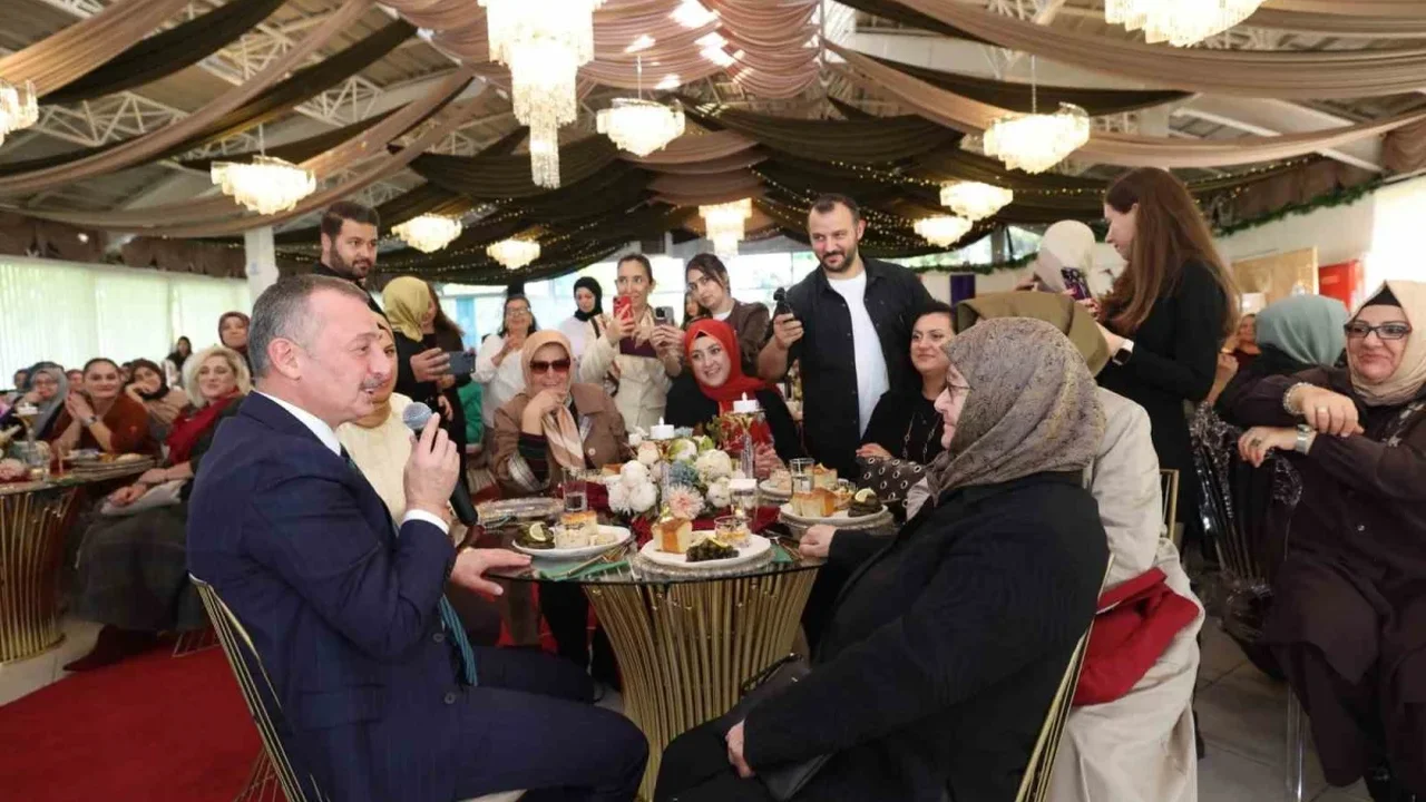 Tahir Büyükakın ve annesinin diyaloğu salonda güldürdü