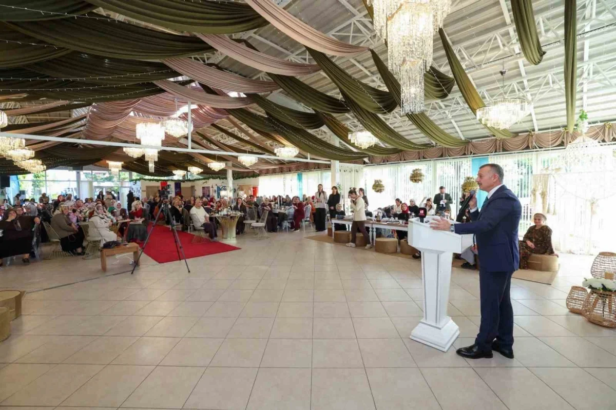 Tahir Büyükakın ve annesinin diyaloğu salonda güldürdü