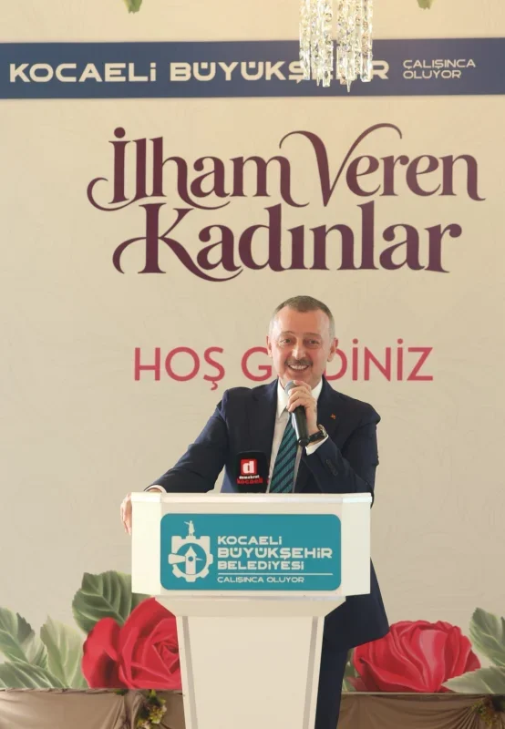 Tahir Büyükakın ve annesinin diyaloğu salonda güldürdü