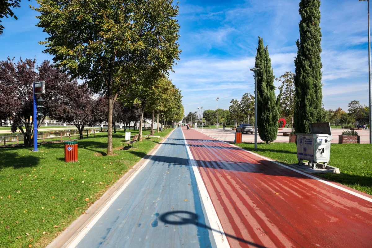 Bursa'da 93 noktada 600 kişi park bakımı yapıyor