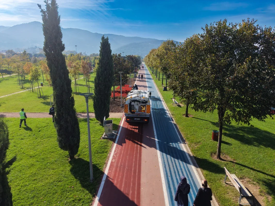 Bursa'da 93 noktada 600 kişi park bakımı yapıyor