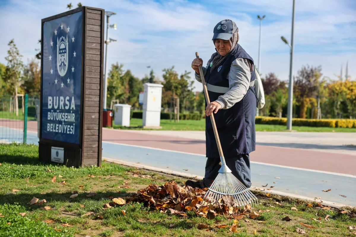 Bursa'da 93 noktada 600 kişi park bakımı yapıyor