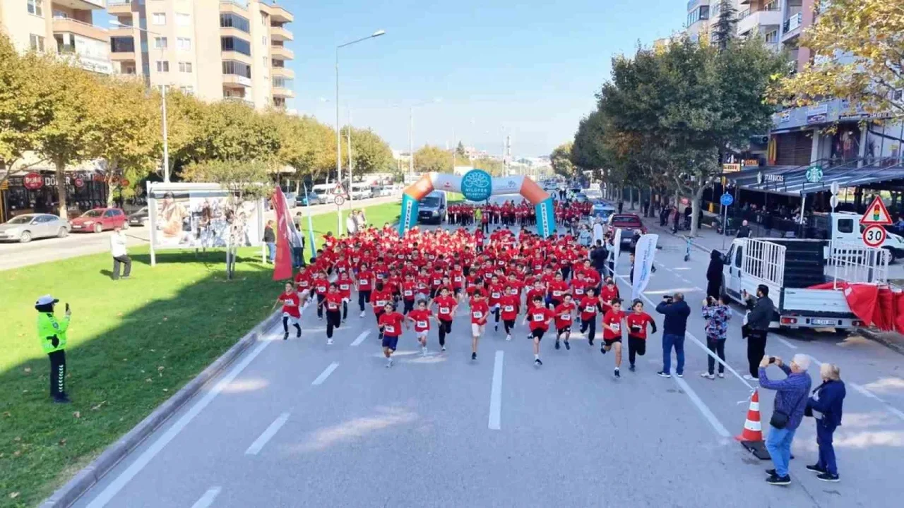 Nilüfer Cumhuriyet Koşusu'na 68 okuldan 1.749 öğrenci
