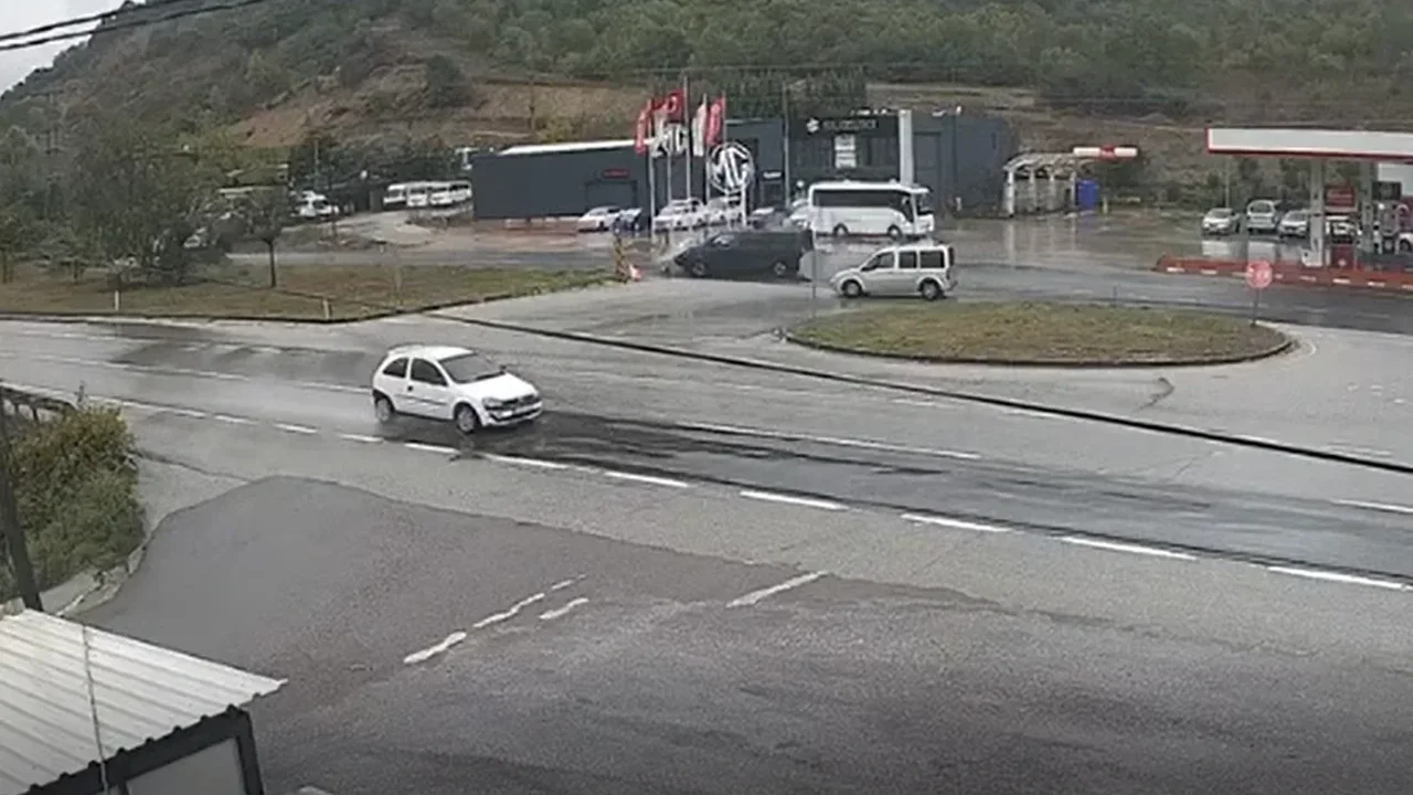 Yalova'da otomobili ikiye bölen kazanın görüntüsü çıktı