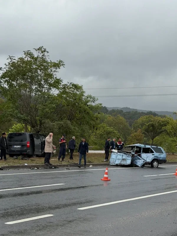 Yalova'da otomobili ikiye bölen kazanın görüntüsü çıktı