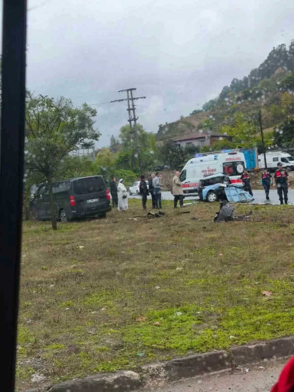 Yalova'da otomobili ikiye bölen kazanın görüntüsü çıktı