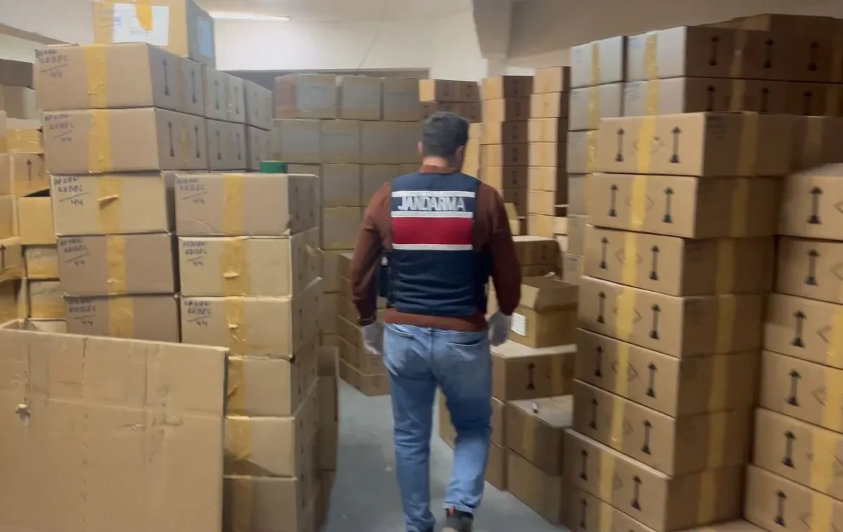 Bayrampaşa'da 350 milyon TL'lik sahte parfüm ele geçirildi