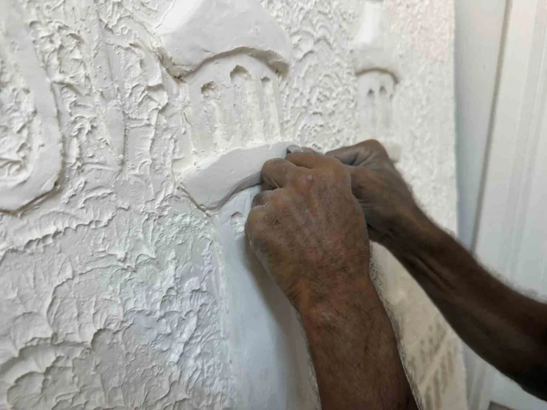 Sakarya'da alçı rölyef sanatını mesleğe dönüştürdü