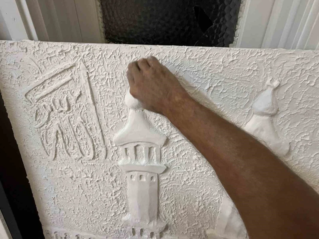 Sakarya'da alçı rölyef sanatını mesleğe dönüştürdü