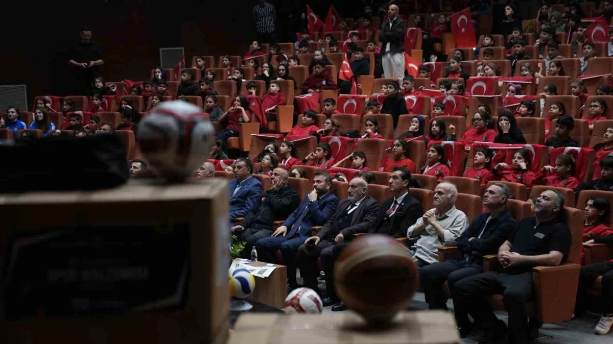 Arnavutköy okullarına 10 bin parça spor malzemesi dağıtıldı