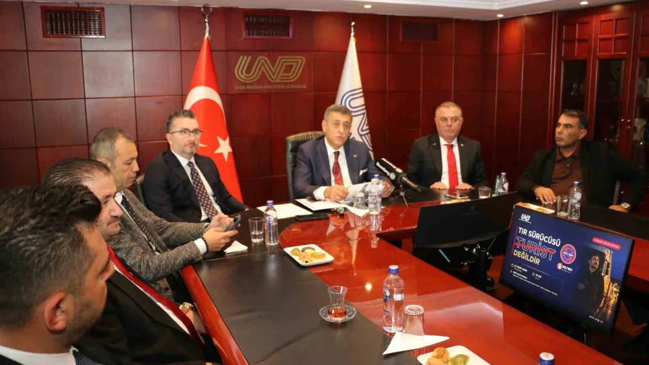 Avrupa sınırlarında TIR kuyrukları 16 kilometreyi buldu
