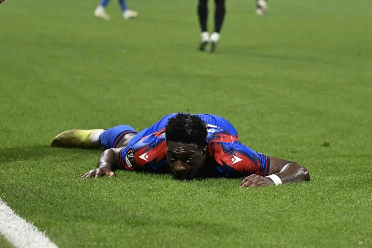 Beşiktaş, Crystal Palace karşısında ilk yarıyı 1-0 önde