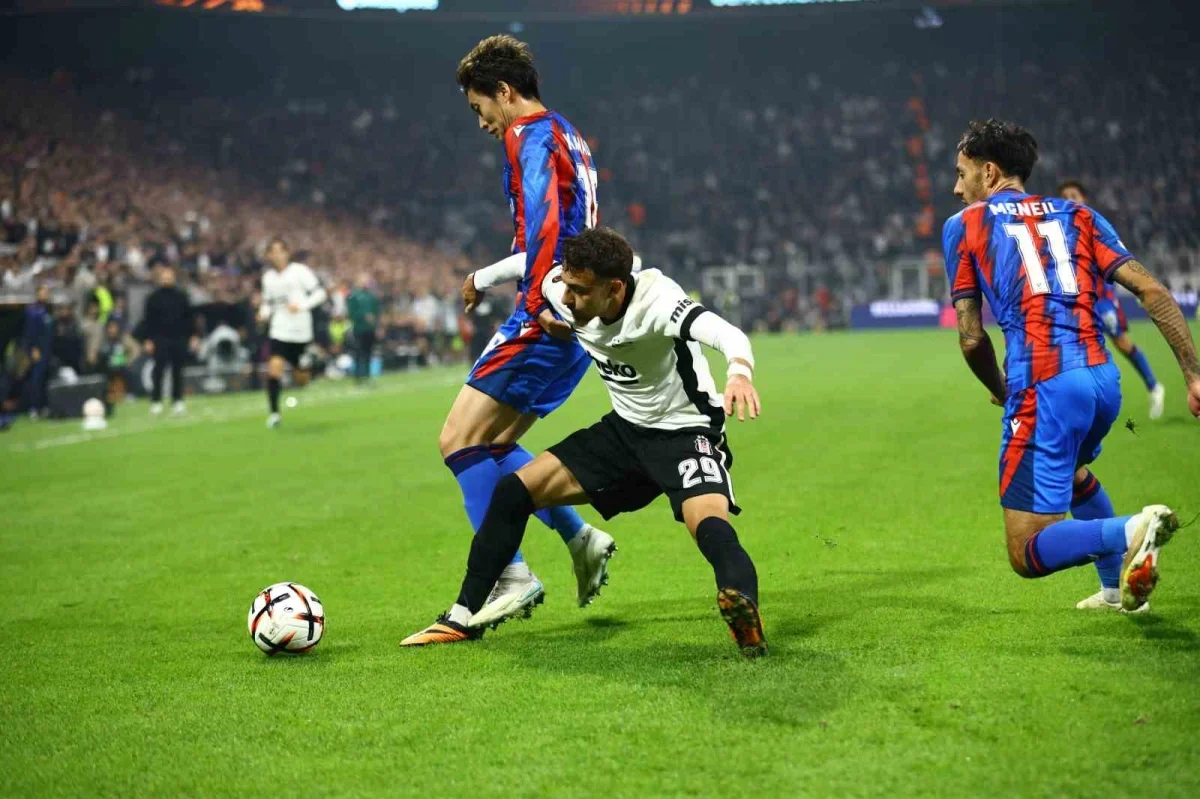 Beşiktaş, Crystal Palace karşısında ilk yarıyı 1-0 önde