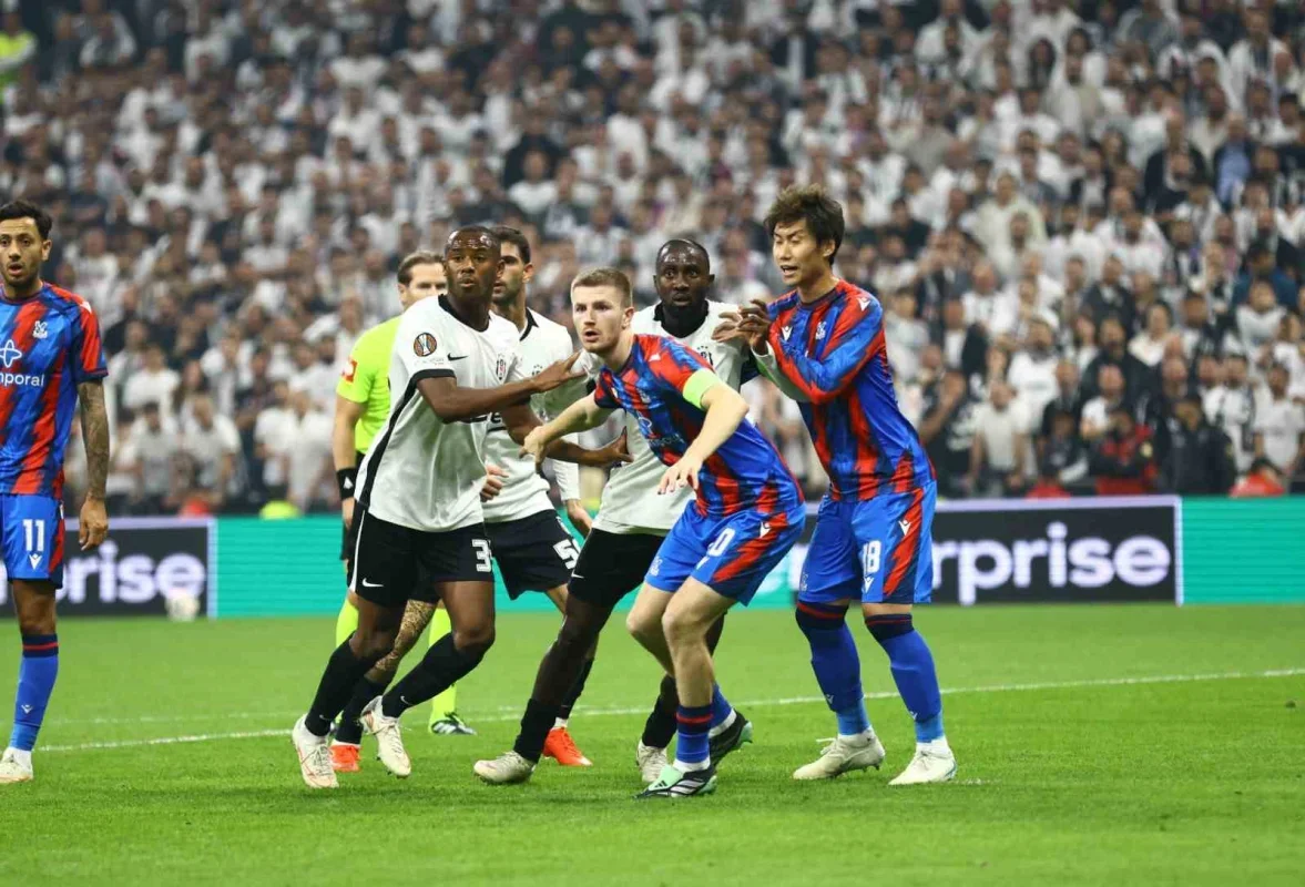 Beşiktaş, Crystal Palace karşısında ilk yarıyı 1-0 önde
