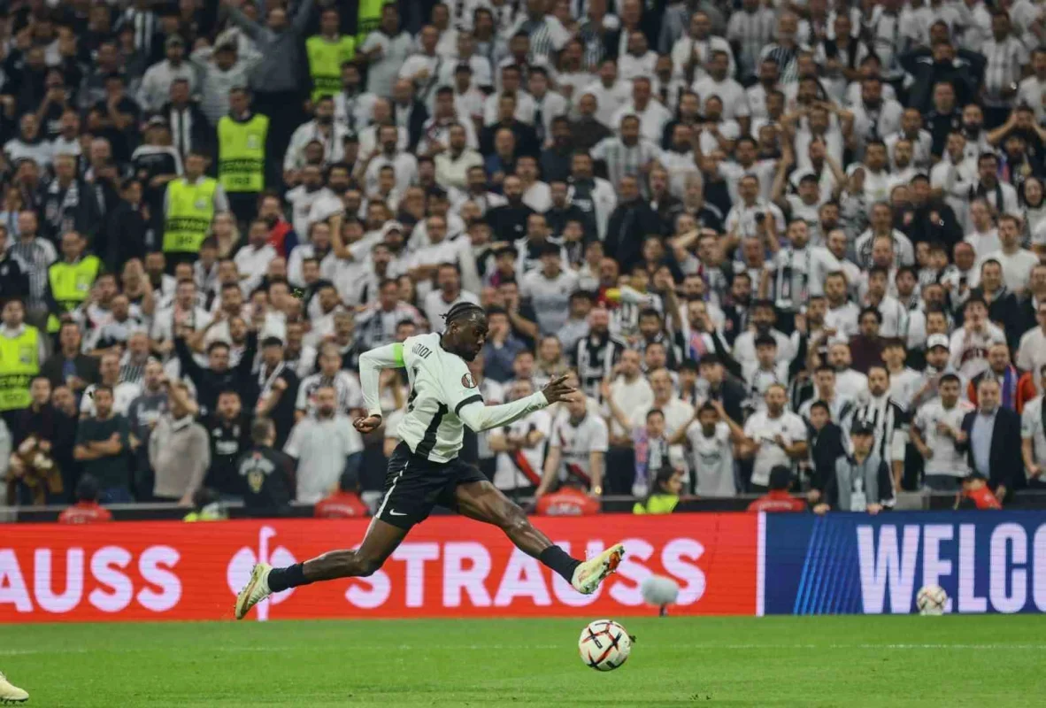 Beşiktaş, Crystal Palace karşısında ilk yarıyı 1-0 önde