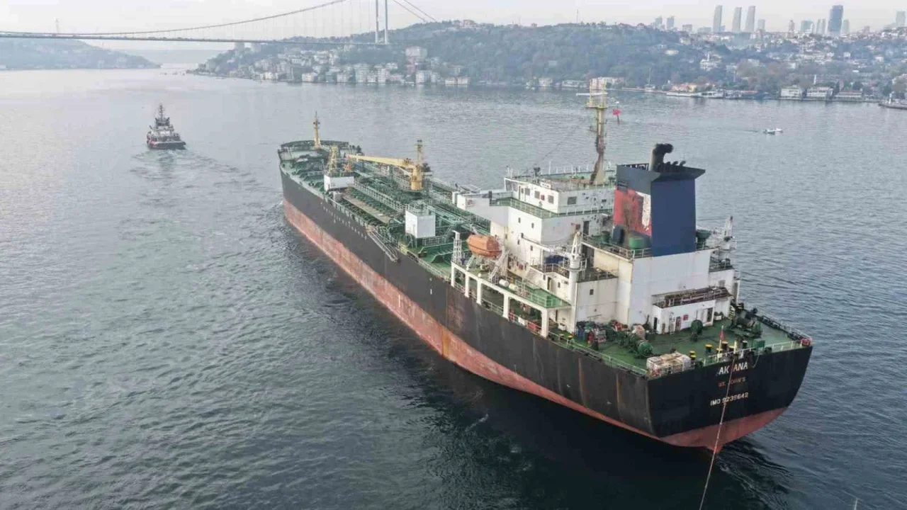 AK ANA tankeri geçerken İstanbul Boğazı trafiğe kapatıldı