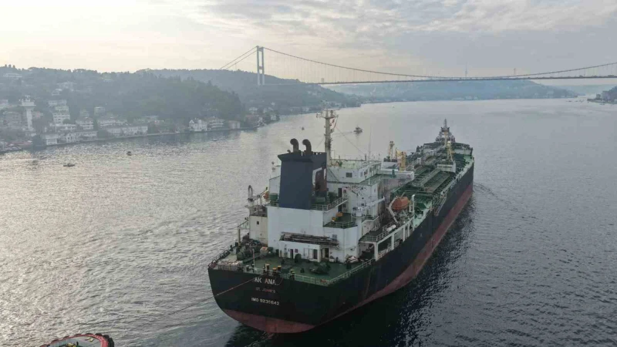 AK ANA tankeri geçerken İstanbul Boğazı trafiğe kapatıldı