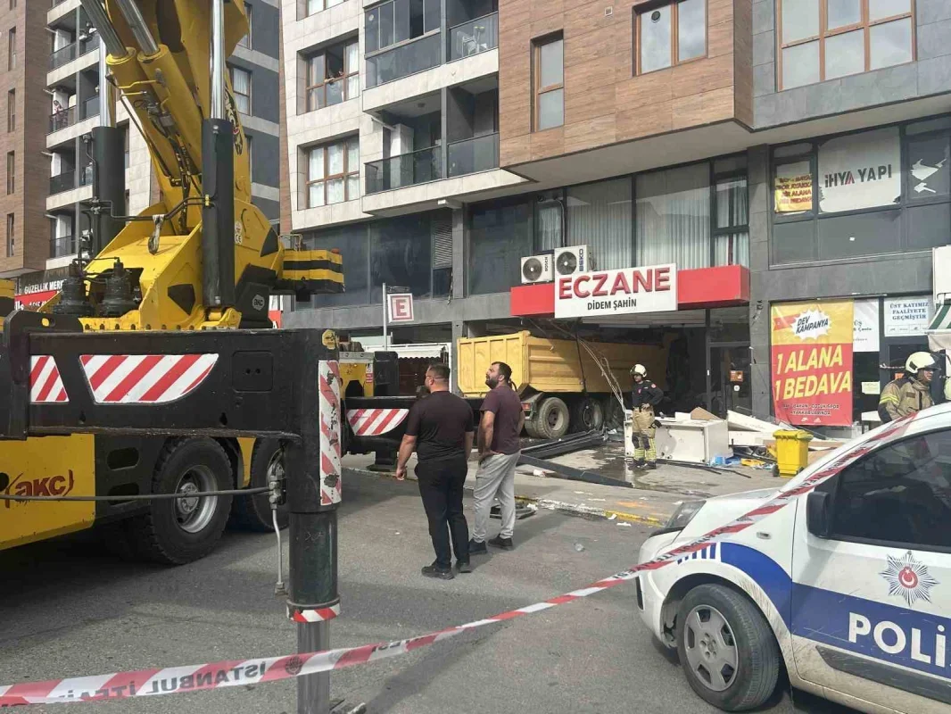 Pendik'te hafriyat kamyonu eczaneye daldı, 6 yaralı